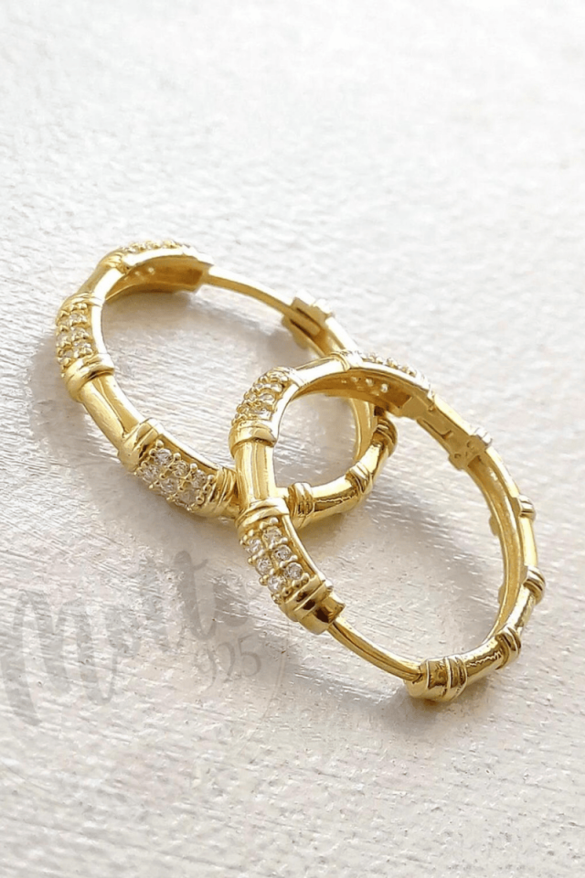 Beyaz Taşlı Kemik Form Büyük Halka Küpe