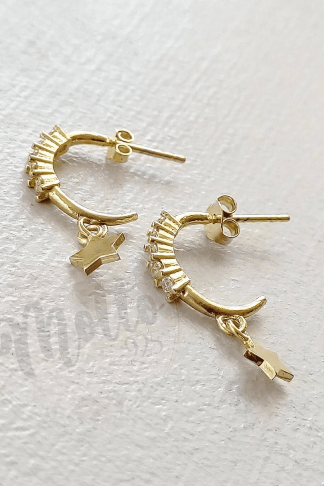 Beyaz Taşlı Yıldız Figür Sallantılı Çivi Küpe