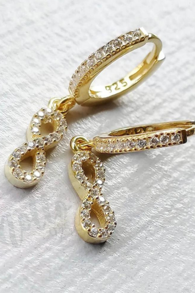 Beyaz Taşlı Sonsuzluk Figür Sallantılı Halka Küpe