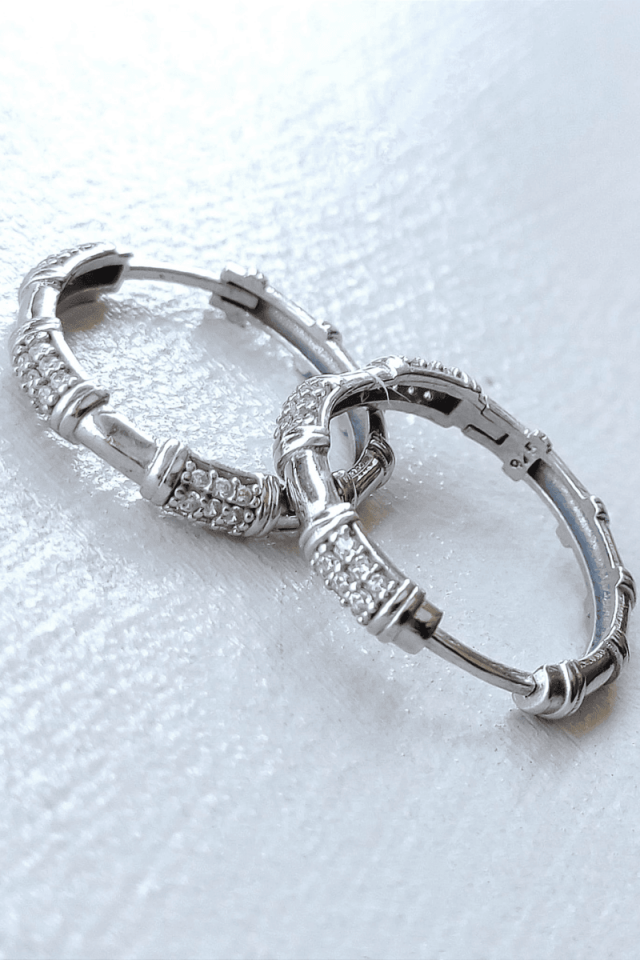 Kemik Form Beyaz Taşlı Büyük Boy Halka Küpe