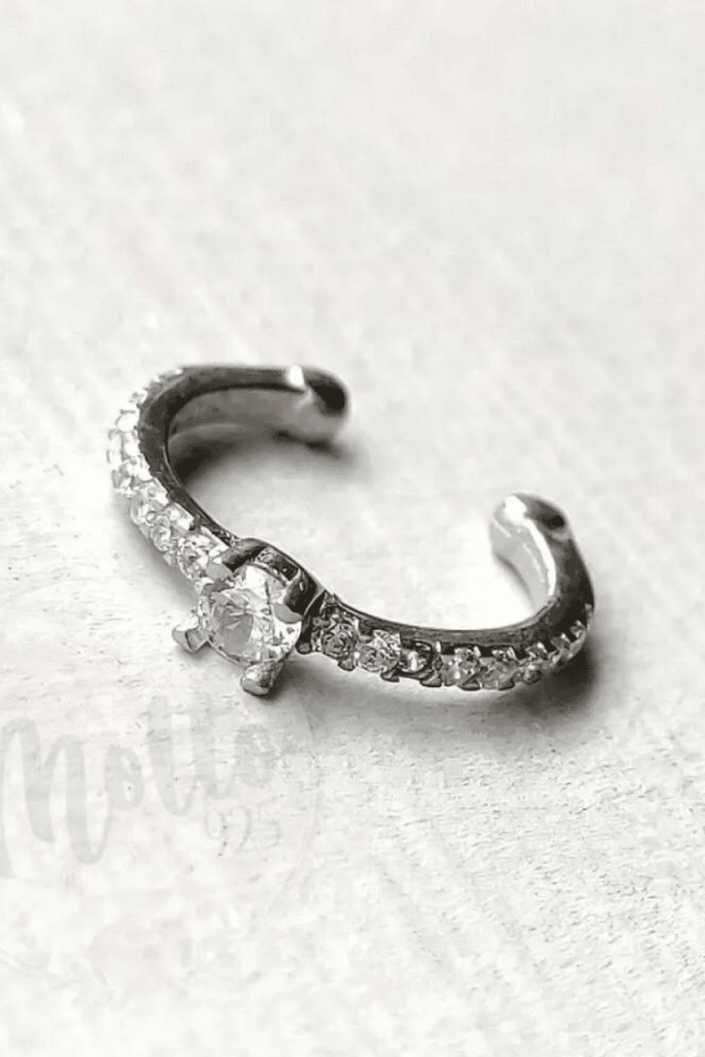 Tek Taş Detaylı Beyaz Taş Sıralı Earcuff Küpe