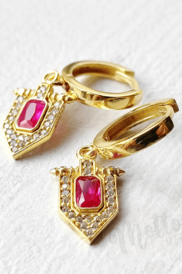 Pembe Taşlı Flama Figür Sallantılı Halka Küpe