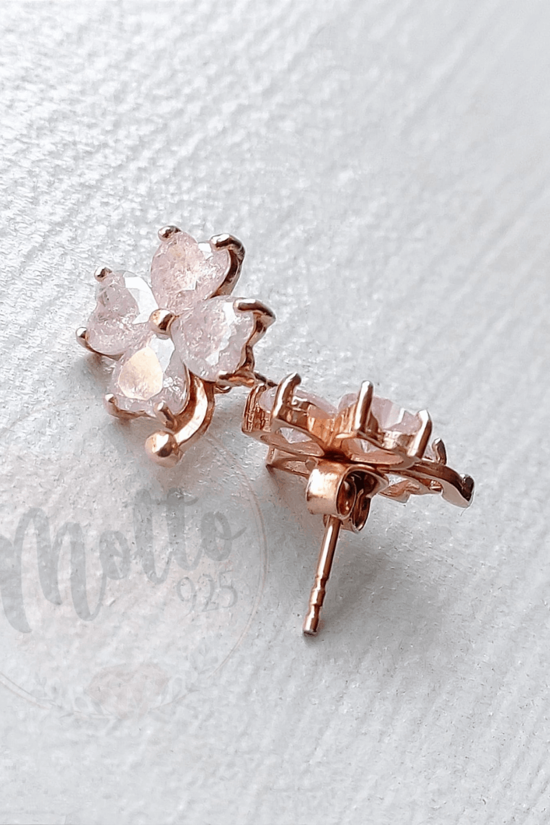 Rose (Pembe) Kuvars Taşlı Yonca Figür Çivi Küpe